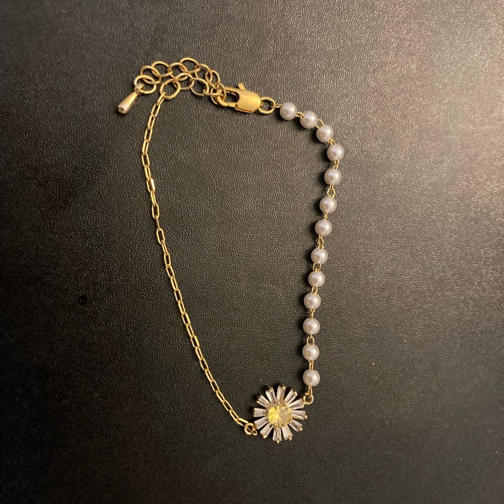 Gold Pearl Daisy Bracelet - Elegant Women's Jewelry